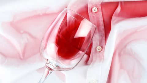 Verschüttetes Rotweinglas auf weißem Hemd
