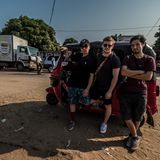 Albumcover? Reporter Freddy Seeler (Mitte) mit den Jungs von der Band Symbiz on Tour.