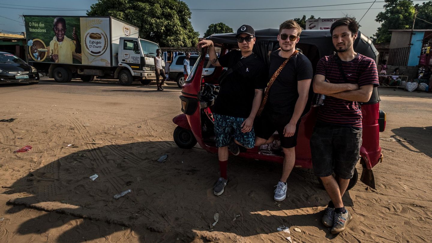 Albumcover? Reporter Freddy Seeler (Mitte) mit den Jungs von der Band Symbiz on Tour.