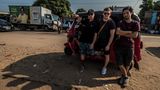 Albumcover? Reporter Freddy Seeler (Mitte) mit den Jungs von der Band Symbiz on Tour.