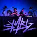 Die meisten Bands werden berühmt und spielen dann Welttourneen. Symbiz spielt nur Welttourneen.