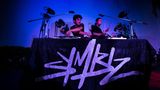 Die meisten Bands werden berühmt und spielen dann Welttourneen. Symbiz spielt nur Welttourneen.
