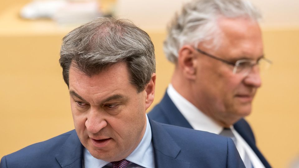 Markus Söder (CSU, l.), Ministerpräsident von Bayern, und Joachim Herrmann (CSU), Innenminister, konnten sich im Landtag mit dem umstrittenen Polizeigesetz durchsetzen