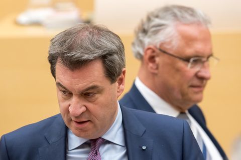 Markus Söder (CSU, l.), Ministerpräsident von Bayern, und Joachim Herrmann (CSU), Innenminister, konnten sich im Landtag mit dem umstrittenen Polizeigesetz durchsetzen