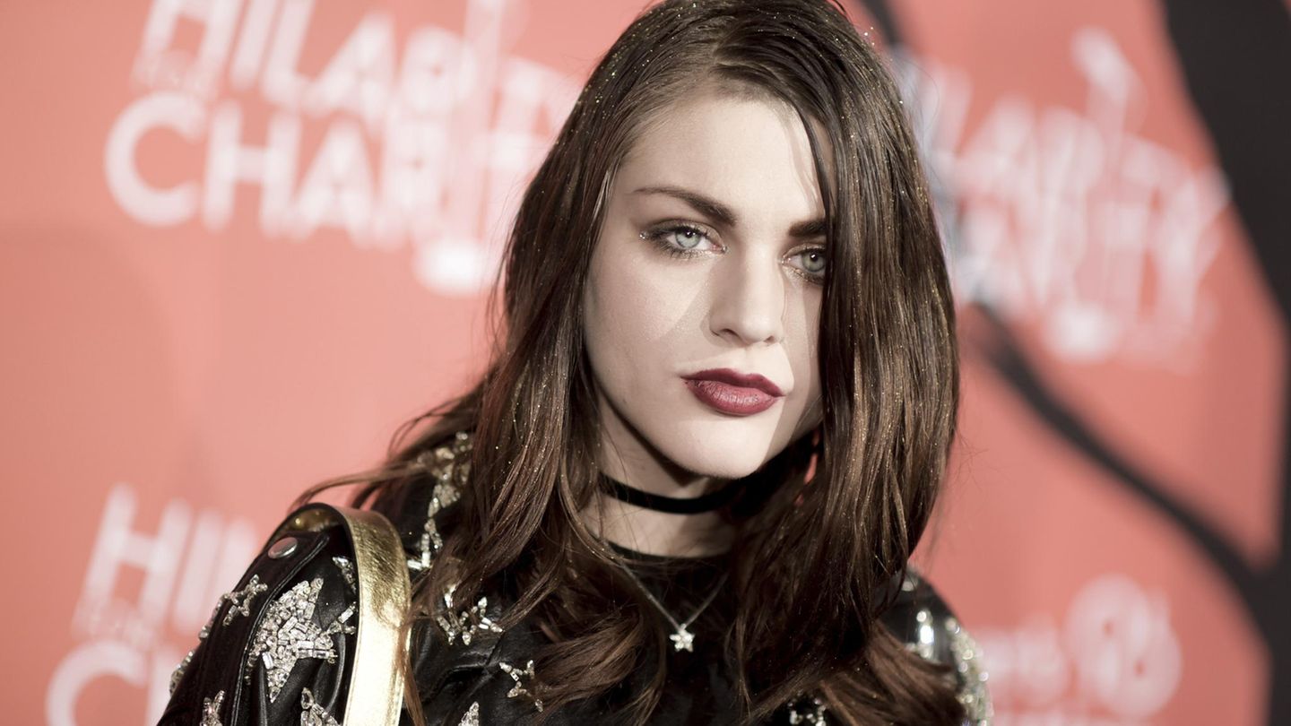 Frances Bean Cobain verliert legendäre Gitarre von Kurt Cobain. Frances Bean Cobain bei einem Auftritt auf dem roten Teppich.