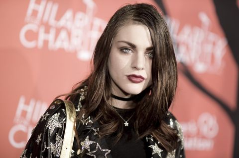Frances Bean Cobain verliert legendäre Gitarre von Kurt Cobain. Frances Bean Cobain bei einem Auftritt auf dem roten Teppich.