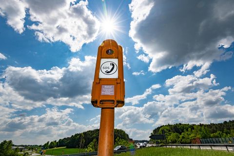 Die meistgenutzte Notrufsäule 2017 in Plech (Landkreis Bayreuht): eine von rund 17.000 an den deutschen Autobahnen