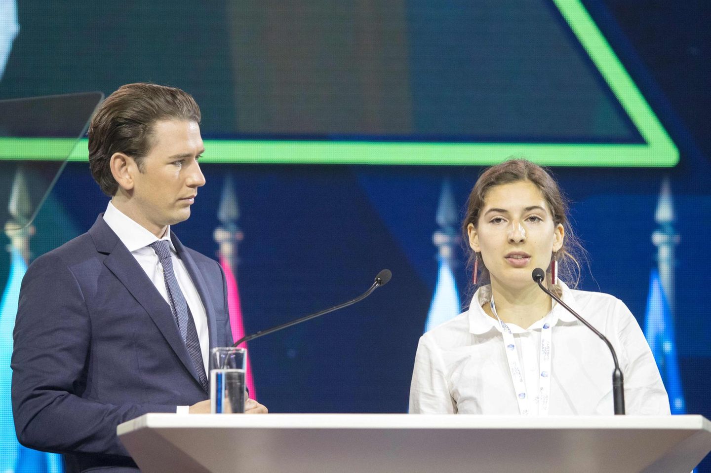 Geduldig lauscht Österreichs Bundeskanzler Sebastian Kurz der Ansprache der Klimaaktivistin Lucia Steinwender