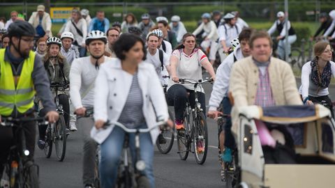Ride of Silence: Heute fahren weiß gekleidete Radler durch die Straßen – das steckt dahinter