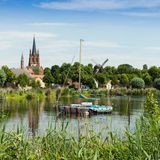 Werder an der Havel - Zum Baumblütenfest  Das Städtchen Werder zählt zu den schönsten Plätzen Brandenburgs. Die Altstadt liegt besonders idyllisch auf einer Halbinsel, die sich in die Havel erstreckt. Der Ort ist vom Obstanbau geprägt. Beim alljährlichen Baumblütenfest werden an beinahe jedem Haus gemütliche Gartenschenken aufgebaut und diverse Obstweine ausgeschenkt. Inzwischen gilt es als eines der größten Volksfeste Deutschlands, weshalb es sich empfiehlt tagsüber zu kommen. In den vergangenen Jahren ist es wieder Mode geworden, Theodor Fontanes "Wanderungen durch die Mark Brandenburg" in die Hand zu nehmen und die 1873 erschiene Havellandwanderung nachzugehen.  www.werder-havel.de