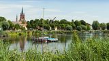 Werder an der Havel - Zum Baumblütenfest  Das Städtchen Werder zählt zu den schönsten Plätzen Brandenburgs. Die Altstadt liegt besonders idyllisch auf einer Halbinsel, die sich in die Havel erstreckt. Der Ort ist vom Obstanbau geprägt. Beim alljährlichen Baumblütenfest werden an beinahe jedem Haus gemütliche Gartenschenken aufgebaut und diverse Obstweine ausgeschenkt. Inzwischen gilt es als eines der größten Volksfeste Deutschlands, weshalb es sich empfiehlt tagsüber zu kommen. In den vergangenen Jahren ist es wieder Mode geworden, Theodor Fontanes "Wanderungen durch die Mark Brandenburg" in die Hand zu nehmen und die 1873 erschiene Havellandwanderung nachzugehen.  www.werder-havel.de