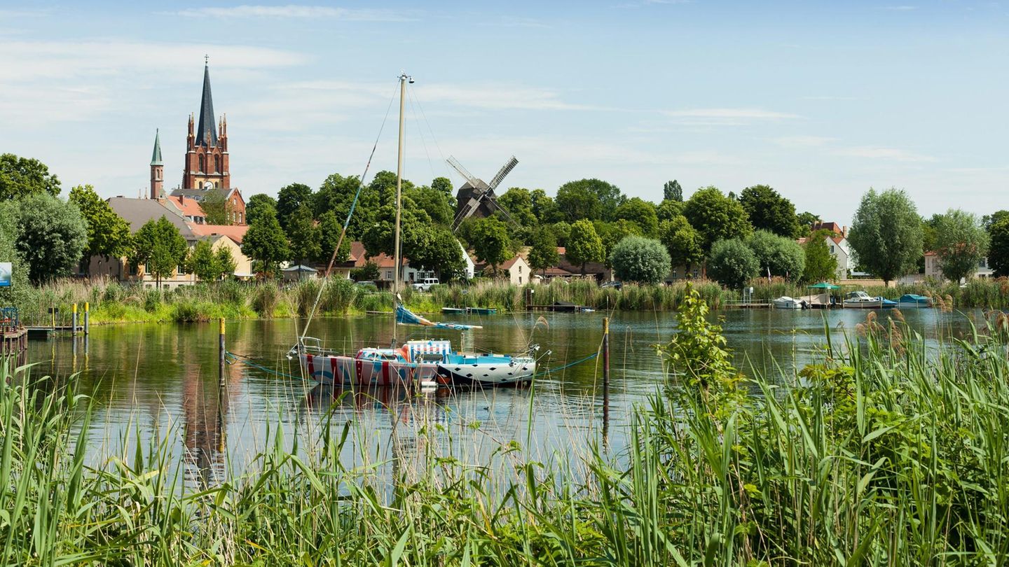 Werder an der Havel - Zum Baumblütenfest  Das Städtchen Werder zählt zu den schönsten Plätzen Brandenburgs. Die Altstadt liegt besonders idyllisch auf einer Halbinsel, die sich in die Havel erstreckt. Der Ort ist vom Obstanbau geprägt. Beim alljährlichen Baumblütenfest werden an beinahe jedem Haus gemütliche Gartenschenken aufgebaut und diverse Obstweine ausgeschenkt. Inzwischen gilt es als eines der größten Volksfeste Deutschlands, weshalb es sich empfiehlt tagsüber zu kommen. In den vergangenen Jahren ist es wieder Mode geworden, Theodor Fontanes "Wanderungen durch die Mark Brandenburg" in die Hand zu nehmen und die 1873 erschiene Havellandwanderung nachzugehen.  www.werder-havel.de