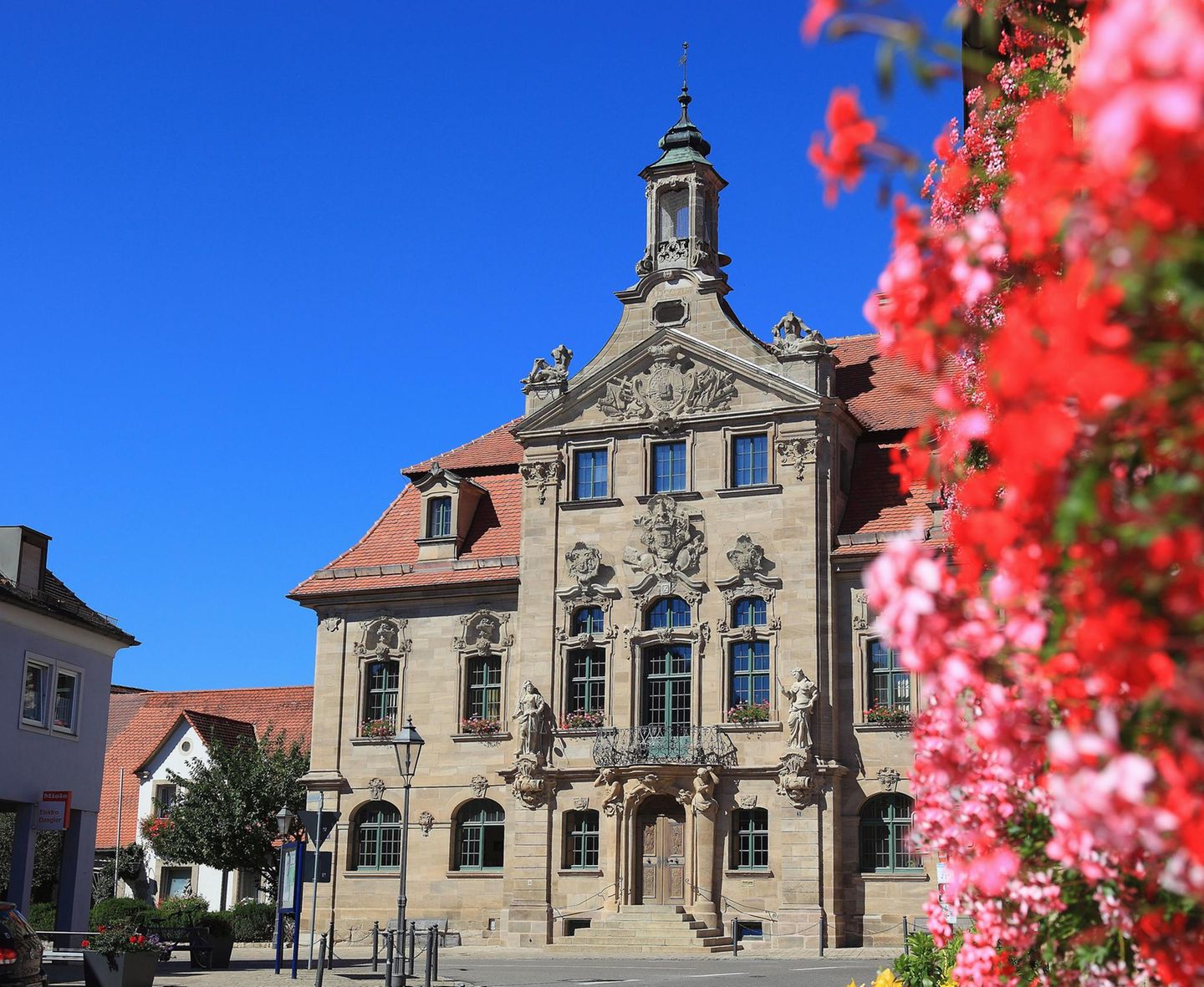 Ellingen Ellingen - Die Barocke Perle Auf den ersten Blick wirkt das Städtchen mit seinen 3700 Einwohnern, als würde es nicht so richtig hineinpassen ins sonst eher protestantisch geprägte Mittelfranken. Statt Fachwerkhäusern findet man hier überall geschwungene Verzierungen, Schmuckfassaden und Madonnenfiguren. Und am Ortsrand thront ein riesiger Klotz von einem Barockschloss. Erklärung für all die Pracht: Ellingen gehörte seit 1216 dem Deutschen Orden und war mit seiner Residenz die fränkische Hauptstadt der römisch-katholischen Kreuzritter. Führungen durchs Schloss gibt es stündlich. Wer danach Stärkung braucht: Im Bräustüberl gleich gegenüber gibt's nicht nur süffiges Bier. www.stadt-ellingen.de
