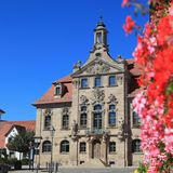 Ellingen - Die Barocke Perle  Auf den ersten Blick wirkt das Städtchen mit seinen 3700 Einwohnern, als würde es nicht so richtig hineinpassen ins sonst eher protestantisch geprägte Mittelfranken. Statt Fachwerkhäusern findet man hier überall geschwungene Verzierungen, Schmuckfassaden und Madonnenfiguren. Und am Ortsrand thront ein riesiger Klotz von einem Barockschloss. Erklärung für all die Pracht: Ellingen gehörte seit 1216 dem Deutschen Orden und war mit seiner Residenz die fränkische Hauptstadt der römisch-katholischen Kreuzritter. Führungen durchs Schloss gibt es stündlich. Wer danach Stärkung braucht: Im Bräustüberl gleich gegenüber gibt's nicht nur süffiges Bier.  www.stadt-ellingen.de