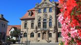 Ellingen - Die Barocke Perle  Auf den ersten Blick wirkt das Städtchen mit seinen 3700 Einwohnern, als würde es nicht so richtig hineinpassen ins sonst eher protestantisch geprägte Mittelfranken. Statt Fachwerkhäusern findet man hier überall geschwungene Verzierungen, Schmuckfassaden und Madonnenfiguren. Und am Ortsrand thront ein riesiger Klotz von einem Barockschloss. Erklärung für all die Pracht: Ellingen gehörte seit 1216 dem Deutschen Orden und war mit seiner Residenz die fränkische Hauptstadt der römisch-katholischen Kreuzritter. Führungen durchs Schloss gibt es stündlich. Wer danach Stärkung braucht: Im Bräustüberl gleich gegenüber gibt's nicht nur süffiges Bier.  www.stadt-ellingen.de