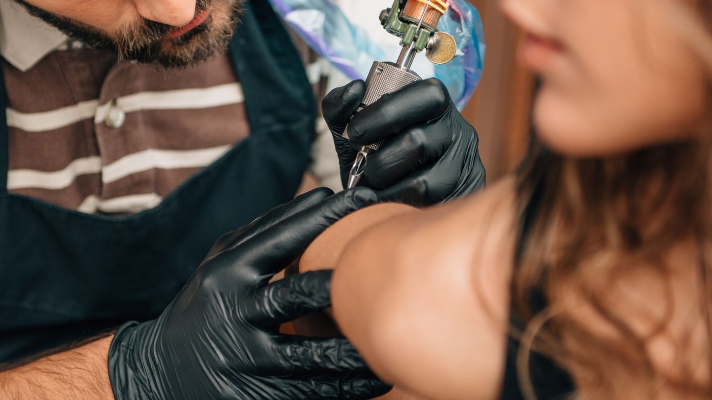 Eine Frau lässt sich ein Tattoo stechen