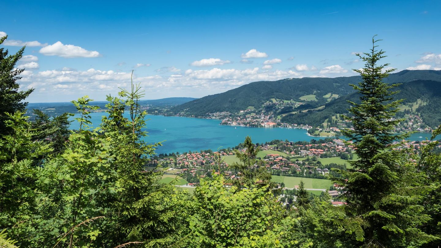 Tegernseer Höhenweg Tegernseer Höhenweg - Genusstour mit Alpenblick Wer die Berge liebt, es aber gemütlich angehen will, der ist auf dem Tegernseer Höhenweg genau richtig. Vom Parkplatz in Rottach-Egern geht es los. Vorbei an Bergwiesen öffnet sich schon bald der Blick Richtung Süden über den Tegernsee bis hinüber zum Leonhardstein. Hier zeigen sich die ersten Ausläufer der Alpen noch lieblich und grün. Bevor man die Galaun-Hütte erreicht, geht der Weg steiler durch den Wald. An einer Kreuzung könnte man jetzt auch zum Riederstein abbiegen und zirka 1,5 Stunden auf den Gipfel laufen - oder einen Kaiserschmarrn auf der Sonnenterrasse der Galaun-Hütte verspeisen, Panoramablick inklusive. www.tegernsee.com und berggasthaus-riederstein-am-galaun.de