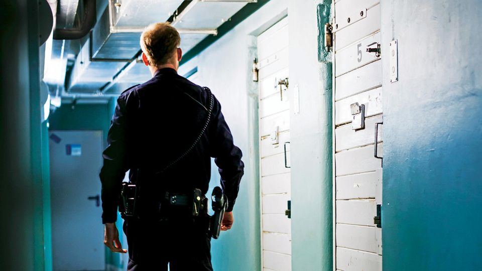 Unterwegs mit Polizisten: John Wendler beim Kontrollgang im Keller der Davidwache. Hier füllen sich jede Nacht die Gewahrsamszellen. Schuhe müssen draußen bleiben John Wendler beim Kontrollgang im Keller der Davidwache. Hier füllen sich jede Nacht die Gewahrsamszellen. Schuhe müssen draußen bleiben