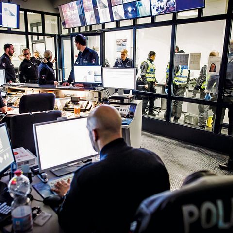 Polizist Stefan Thieme bei der Schreibarbeit in der Wache
