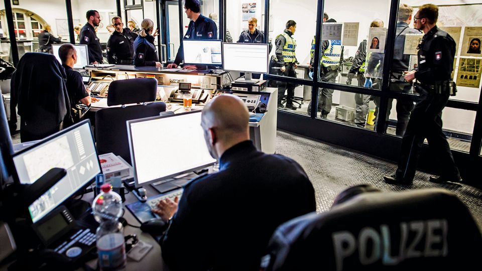 Polizist Stefan Thieme bei der Schreibarbeit in der Wache