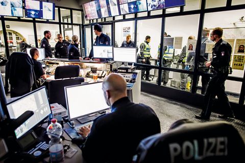 Polizist Stefan Thieme bei der Schreibarbeit in der Wache