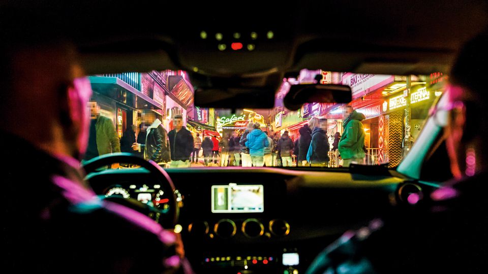 Blick aus dem Streifenwagen auf die berüchtigte Hamburger Partymeile "Große Freiheit". Der Alkohol und die Enge führen häufig zu Reibungen