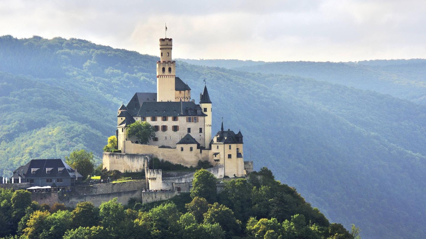 Marksburg in Braubach Marksburg in Braubach - Rhein-Romantik Oft wurde sie belagert, aber nie erobert: Die Marksburg in Braubach ist die einzig erhaltene mittelalterliche Höhenburg am Mittelrhein und fast 800 Jahre alt. Heute gewährt sie vergnügliche Familien-Ausflüge in die Vergangenheit. Durch mächtige Tore, die Reitertreppe hinauf in die Burg, mit Rittersaal, Rüstungen, Zwinger und Bastionen. Außerdem wandert man hier durch eine der schönsten europäischen Kulturlandschaften. Oder man schippert gemütlich mit dem Rheindampfer flussaufwärts Richtung Loreley. Und wer wirklich fest entschlossen ist: Im Wappensaal der Marksburg darf man auch heiraten. www.marksburg.de