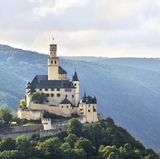 Marksburg in Braubach - Rhein-Romantik  Oft wurde sie belagert, aber nie erobert: Die Marksburg in Braubach ist die einzig erhaltene mittelalterliche Höhenburg am Mittelrhein und fast 800 Jahre alt. Heute gewährt sie vergnügliche Familien-Ausflüge in die Vergangenheit. Durch mächtige Tore, die Reitertreppe hinauf in die Burg, mit Rittersaal, Rüstungen, Zwinger und Bastionen. Außerdem wandert man hier durch eine der schönsten europäischen Kulturlandschaften. Oder man schippert gemütlich mit dem Rheindampfer flussaufwärts Richtung Loreley. Und wer wirklich fest entschlossen ist: Im Wappensaal der Marksburg darf man auch heiraten.  www.marksburg.de