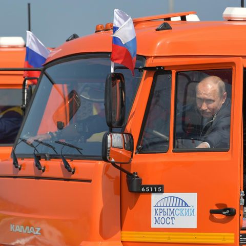 Wladimir Putin fuhr in einem orangenen Lastwagen der kultigen russischen Marke Kamaz über die Krim-Brücke