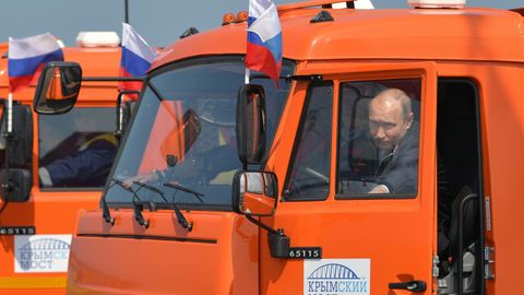 Wladimir Putin fuhr in einem orangenen Lastwagen der kultigen russischen Marke Kamaz über die Krim-Brücke