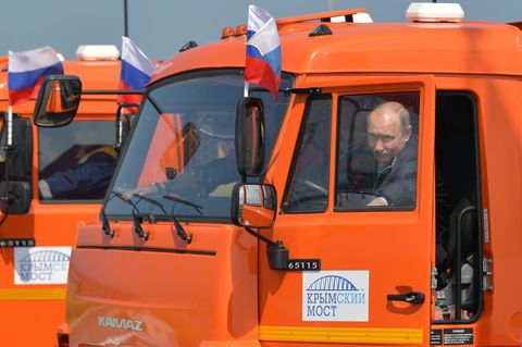 Wladimir Putin fuhr in einem orangenen Lastwagen der kultigen russischen Marke Kamaz über die Krim-Brücke