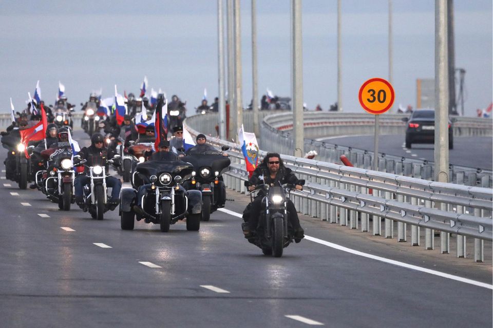 Biker der "Nachtwölfe" überqueren die Krim-Brücke
