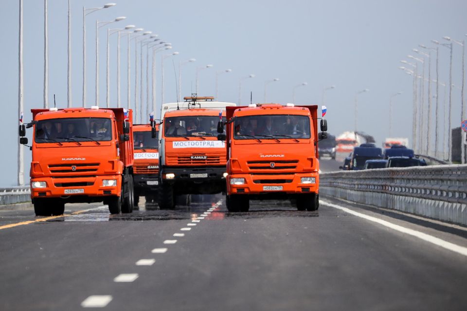 Wladimrir Putin führt das Lkw-Konvoi über die Krim-Brücke an Wladimrir Putin führt das Lkw-Konvoi über die Krim-Brücke an