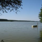 Useriner See - Bullerbü in Deutschland  Die Schweden kommen: Ferien im Holzblockhaus, bunt gestrichen, mit Veranda, weißen Fensterrahmen und einem See in der Nähe? Inmitten von Wald, Wiese und Natur? Klar, das geht in Schweden, für die meisten Deutschen über 1000 Kilometer Autofahren entfernt. Also unpraktisch für eine kurze Woche. Schön, dass so eine Art Schweden näher liegt: Am südlichen Rand des Müritz Nationalparks in Mecklenburg-Vorpommern, in der kleinen Gemeinde Userin (611 Einwohner). Die Ferien-Siedlung liegt fast direkt am Useriner See. Angeln, Kanufahren, Floß mieten geht auch direkt vor Ort. Oder einfach gemütlich auf der Veranda sitzen.  www.ferienzentrum-useriner-see.de