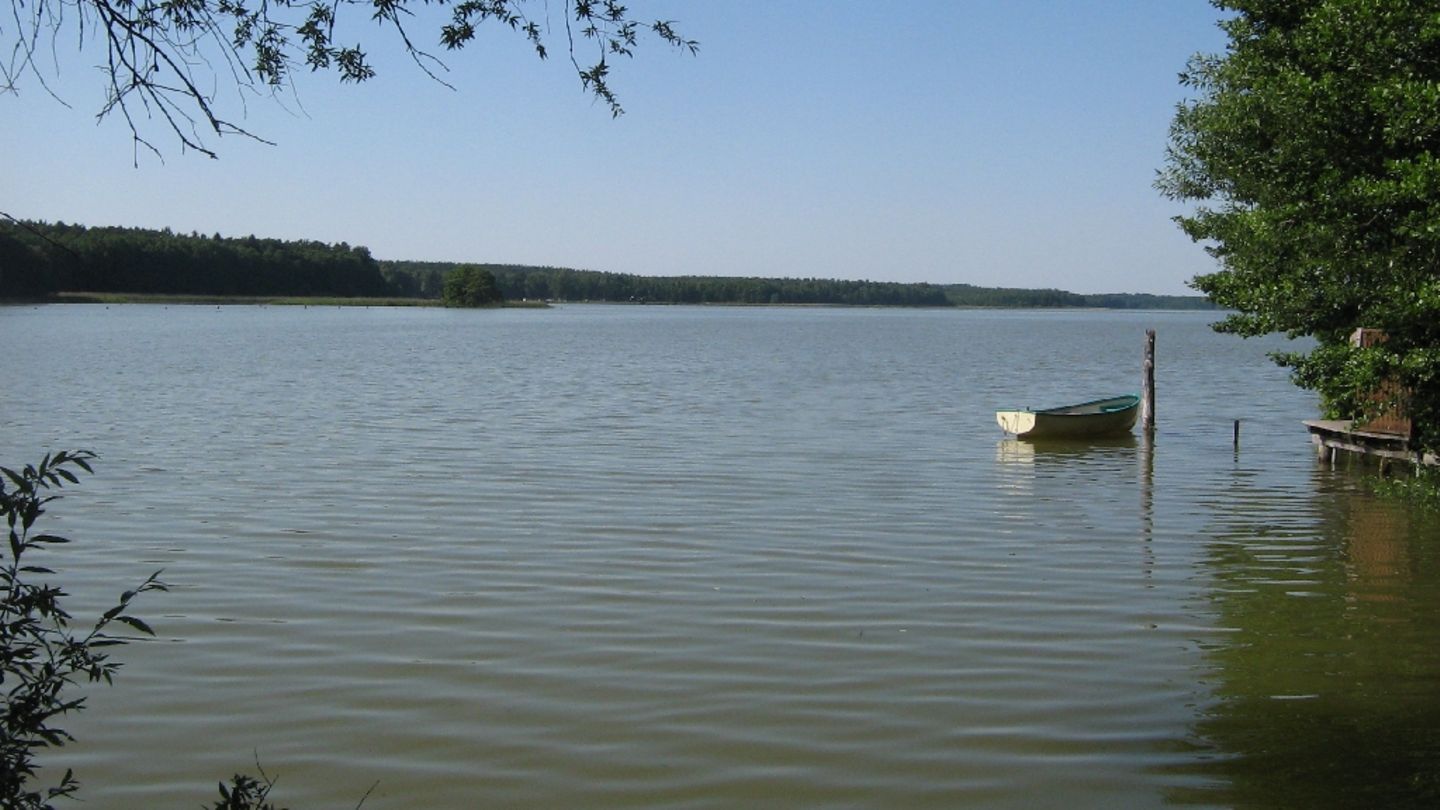 Useriner See Useriner See - Bullerbü in Deutschland Die Schweden kommen: Ferien im Holzblockhaus, bunt gestrichen, mit Veranda, weißen Fensterrahmen und einem See in der Nähe? Inmitten von Wald, Wiese und Natur? Klar, das geht in Schweden, für die meisten Deutschen über 1000 Kilometer Autofahren entfernt. Also unpraktisch für eine kurze Woche. Schön, dass so eine Art Schweden näher liegt: Am südlichen Rand des Müritz Nationalparks in Mecklenburg-Vorpommern, in der kleinen Gemeinde Userin (611 Einwohner). Die Ferien-Siedlung liegt fast direkt am Useriner See. Angeln, Kanufahren, Floß mieten geht auch direkt vor Ort. Oder einfach gemütlich auf der Veranda sitzen. www.ferienzentrum-useriner-see.de