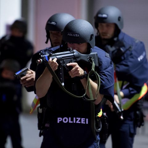 Polizisten bei einer Übung in Bayern im April - das neue Polizeigesetz verleiht den Beamten mehr Befugnisse