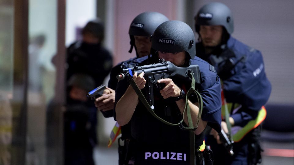 Polizisten bei einer Übung in Bayern im April - das neue Polizeigesetz verleiht den Beamten mehr Befugnisse