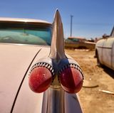 Typischen Markenzeichen eines Cadillac der Serie 62, Baujahr 1959: die markante Heckflosse. Das Fahrzeug gehört der sechsten Generation der über viele Jahre produzierten Serie Sixty-Two an.