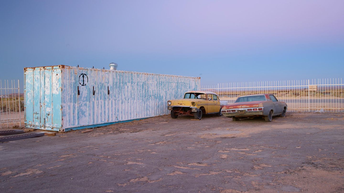 Im Doppelpack neben einem 40-Fuß-Container in der Mojave-Wüste in Kalifornien: ein 1956er Chevrolet Belair ohne Scheiben und eine Chevrolet Impala mit Schlagseite aus dem Jahre 1969.