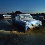 Dieser Plymouth soll angeblich regelmäßig gewartet sein. Das Exemplar aus dem Jahre 1953 wird hier nach Sonnenuntergang von Scheinwerfern in Mojave in Kalifornien angestrahlt.