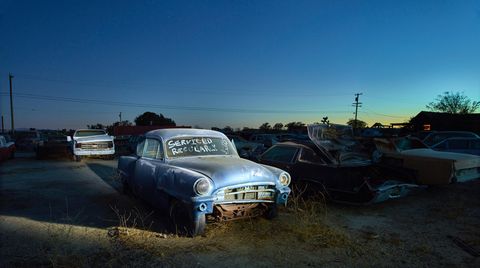 Dieser Plymouth soll angeblich regelmäßig gewartet sein. Das Exemplar aus dem Jahre 1953 wird hier nach Sonnenuntergang von Scheinwerfern in Mojave in Kalifornien angestrahlt.