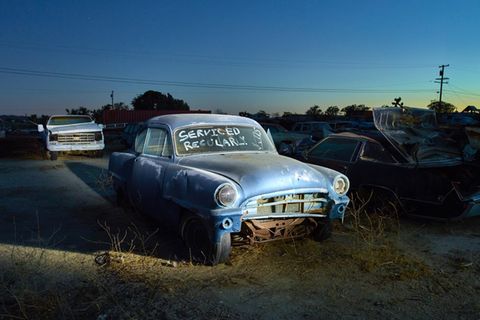 Dieser Plymouth soll angeblich regelmäßig gewartet sein. Das Exemplar aus dem Jahre 1953 wird hier nach Sonnenuntergang von Scheinwerfern in Mojave in Kalifornien angestrahlt.