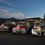 In dem Ort Kingman, an der legendären Route 66 in Arizona gelegen, stehen diese drei noch immer Würde ausstrahlenden Schönheiten: ein Oldsmobile aus dem Jahre 1941 und zwei Desoto, ebenfalls Baujahr 1941.