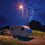 Schon lange nicht mehr on the road: Das Wohnwagengespann besteht aus einem Chrysler Windsor aus den 1940er Jahren und steht unter einer Laterne in Miles City im Bundesstaat Montana.