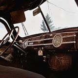 Noch mit geteilter Frontscheibe: Dieter Klein entdeckte diesen Packard Woody aus dem Jahre 1940 in Sprague, Washington.