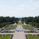Schwetzinger Schlossgarten - Lustwäldchen und Wasserspiele  Carl-Theodor von der Pfalz muss den Garten seiner Sommerresidenz sehr geliebt haben. Kein Pferdeapfel sollte das private Refugium entweihen. Für seine Runde durch den Park kaufte er daher einen "Phaethon". In der feinen Kutsche ohne Ross trat ein Lakai die Pedale, damit der Kurfürst sich an den Rabatten der bunt bepflanzten Parterres, an Lustwäldchen und Wasserspielen ergötzen konnte. Über mehrere Jahrzehnte ließ Carl-Theodor einen Barock- und einen englischen Landschaftsgarten anlegen, gab Statuen, Teiche und Bäche in Auftrag, verschwiegene Ecken, Brückchen und Laubengänge, eine römische Wasserleitung, diverse Ruinen, ein Badehaus und eine rosa Gartenmoschee. Ein bisschen verrückt, das Ganze. Doch wer je an einem duftigen Maitag dort war, freut sich und träumt von Arkadien.  www.schloss-schwetzingen.de