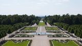 Schwetzinger Schlossgarten - Lustwäldchen und Wasserspiele  Carl-Theodor von der Pfalz muss den Garten seiner Sommerresidenz sehr geliebt haben. Kein Pferdeapfel sollte das private Refugium entweihen. Für seine Runde durch den Park kaufte er daher einen "Phaethon". In der feinen Kutsche ohne Ross trat ein Lakai die Pedale, damit der Kurfürst sich an den Rabatten der bunt bepflanzten Parterres, an Lustwäldchen und Wasserspielen ergötzen konnte. Über mehrere Jahrzehnte ließ Carl-Theodor einen Barock- und einen englischen Landschaftsgarten anlegen, gab Statuen, Teiche und Bäche in Auftrag, verschwiegene Ecken, Brückchen und Laubengänge, eine römische Wasserleitung, diverse Ruinen, ein Badehaus und eine rosa Gartenmoschee. Ein bisschen verrückt, das Ganze. Doch wer je an einem duftigen Maitag dort war, freut sich und träumt von Arkadien.  www.schloss-schwetzingen.de