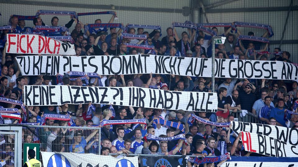 Kieler Fans protestieren beim letzten Heimspiel gegen die DFL-Entscheidung Kieler Fans halten Transparent hoch