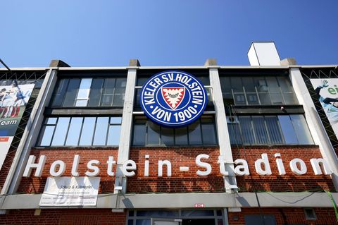 Blick auf das Vereinswappen am Kieler Stadion