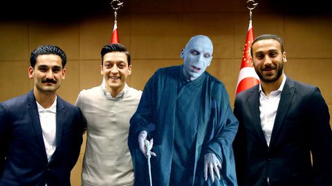 Anstelle von Erdogan ist Voldemort in das Foto mit Gündogan und Özil montiert